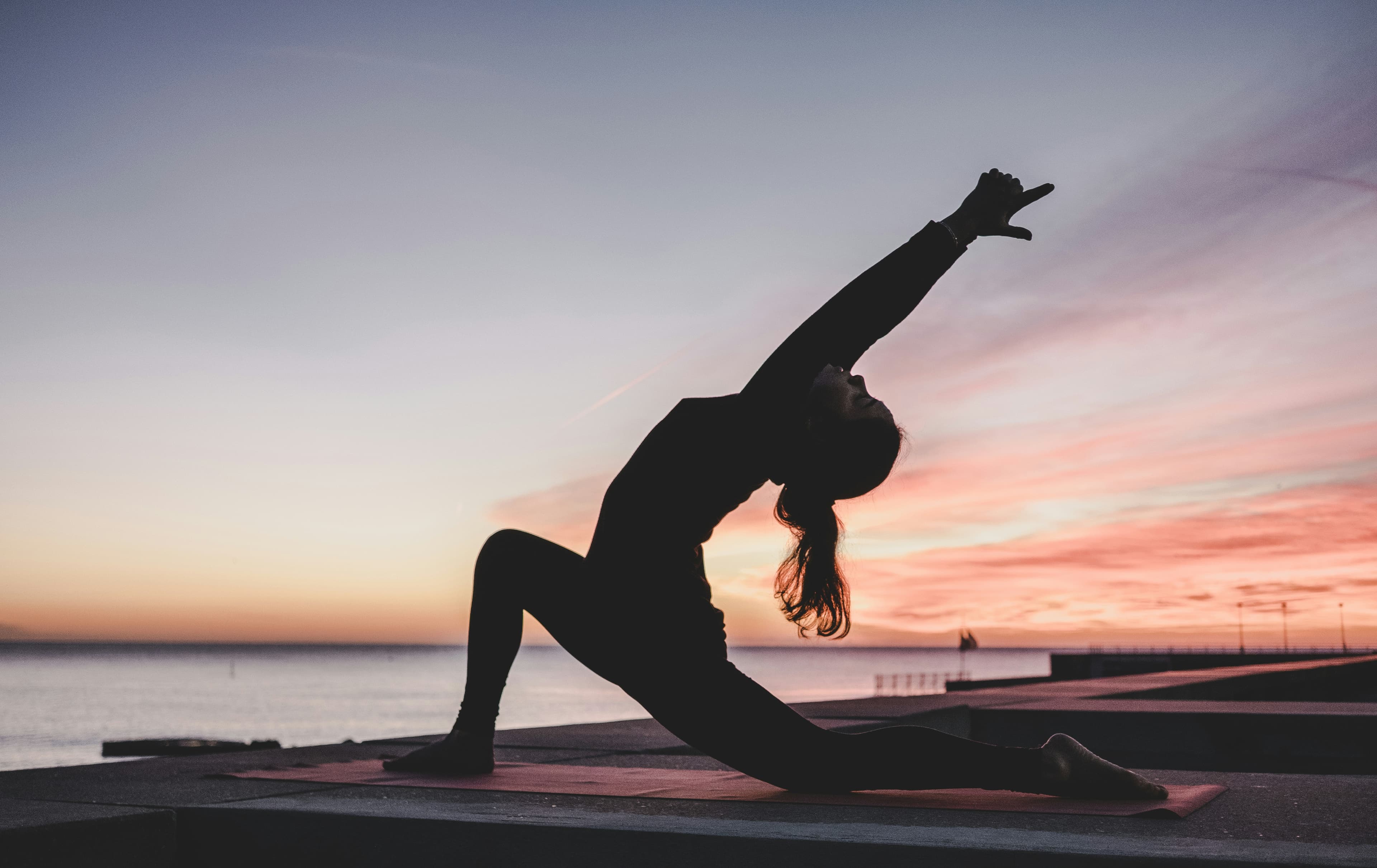 Femme faisant du yoga